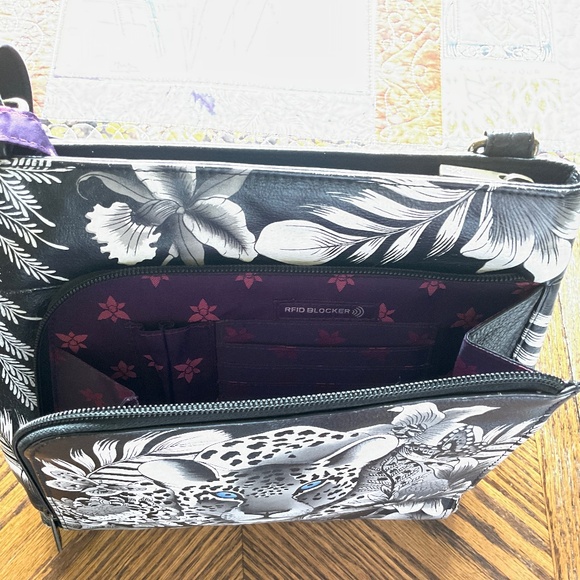 Anuschka Leopard cross body bag - Picture 3 of 6